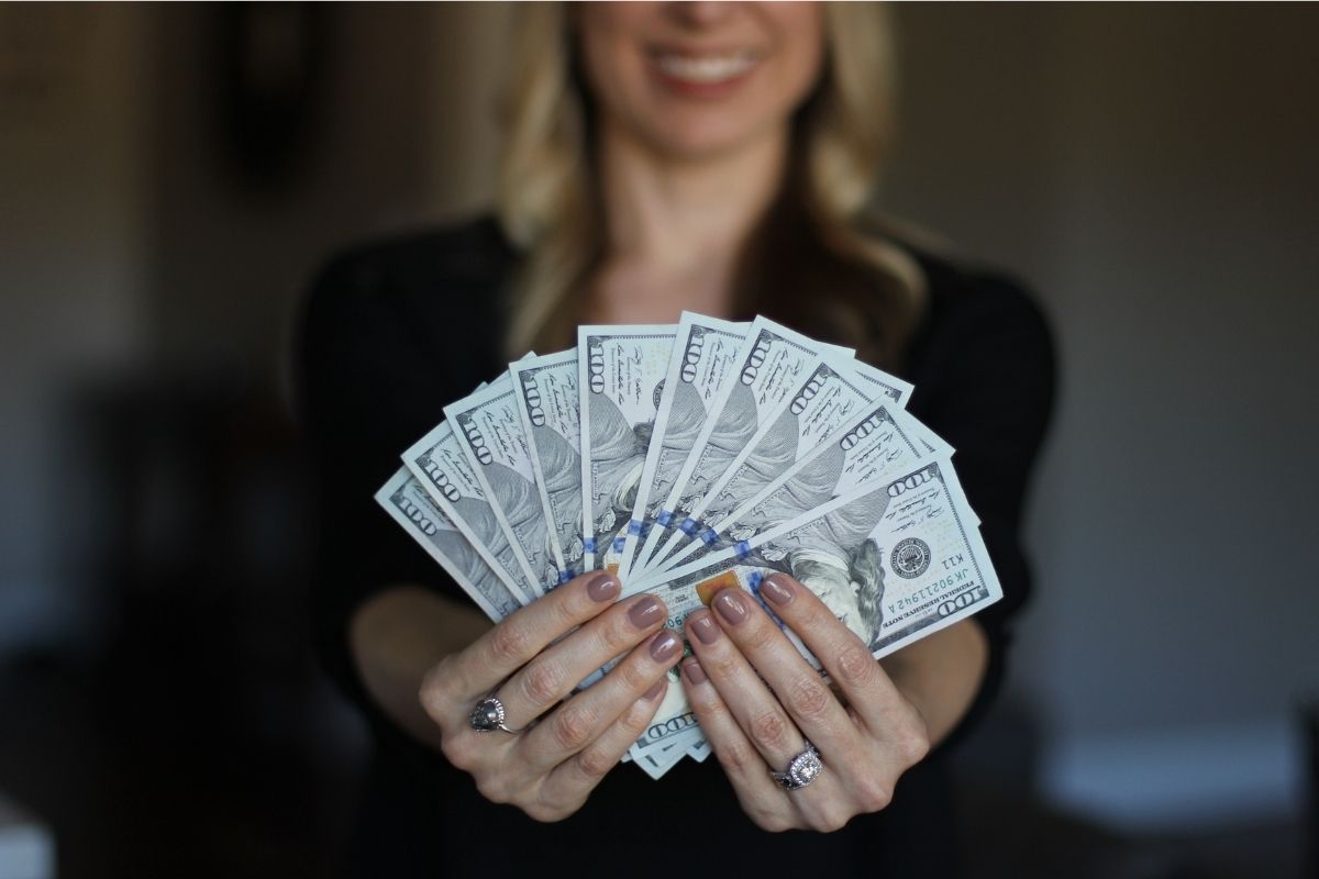 woman showing money